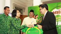 Prawitya Soemadijo menyerahkan kaus kepada Wakil Gubernur DKI, Djarot Saiful Hidayat (Istimewa/Liputan6.com)