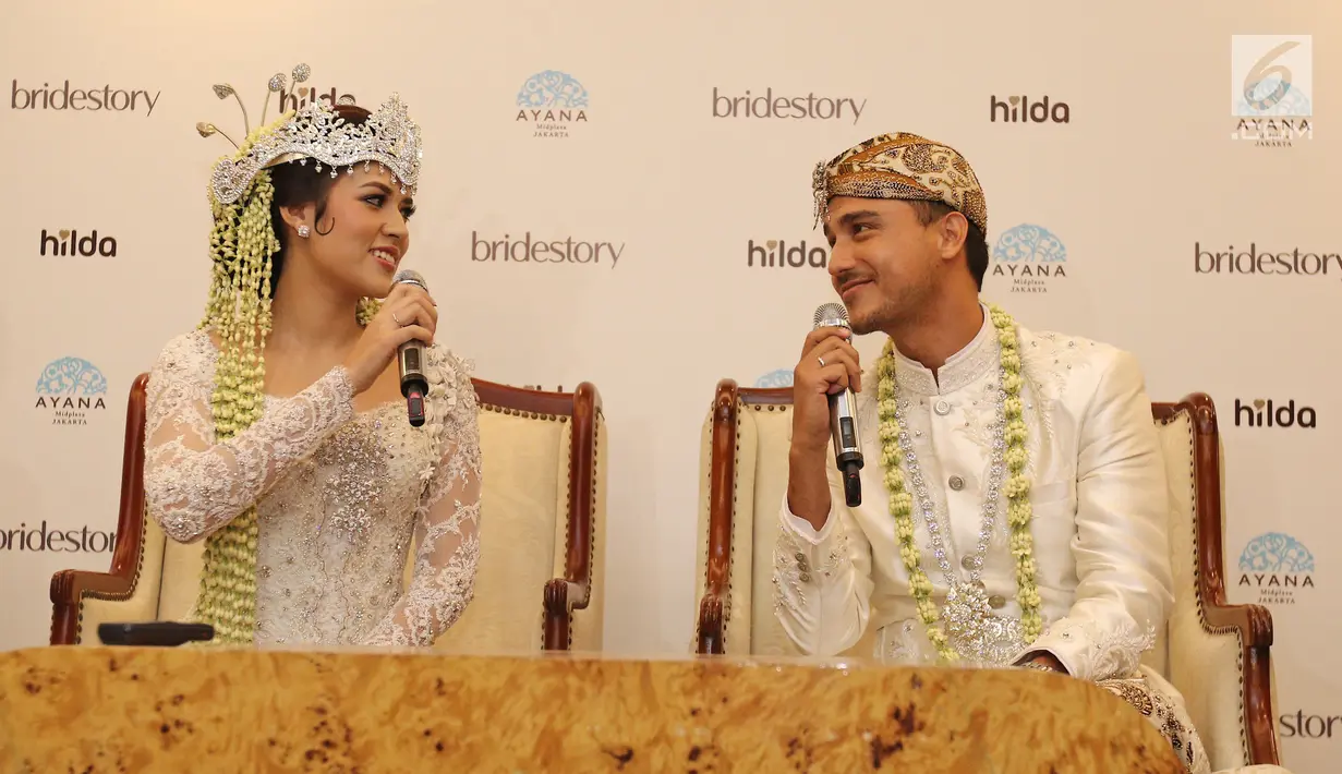 Pasangan Raisa Andriana dan Hamish Daud Wyllie memberi keterangan pers di Ayana MidPlaza, Jakarta, Minggu (3/9). Setelah menikah Raisa dan Hamish mengungkapkan kebahagiannya kepada wartawan dengan menggelar jumpa pers . (Liputan6.com/Herman Zakharia)