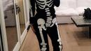 Ikut merayakan Halloween, Kylie Jenner mengunggah foto di snapchatnya yang menggunakan jumpsuit bermotif rangka tubuh manusia. Disini Kylie terlihat seperti patung tengkorang dan berambut pink. (doc.Holywoodlife.com)