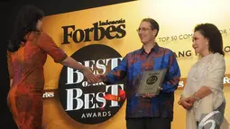 Perwakilan PT Elang Mahkota Tekhnologi Tbk maju ke panggung untuk menerima penghargaan dari Majalah Forbes Indonesia, Hotel Ritz Carlton, Mega Kuningan, Jakarta, Rabu (10/12/2014). (Liputan6.com/Herman Zakharia)