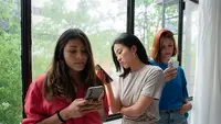7 Alasan Orang Tidak Suka Bertemu Teman Lama Menurut Psikologi, Tak Selalu karena Benci