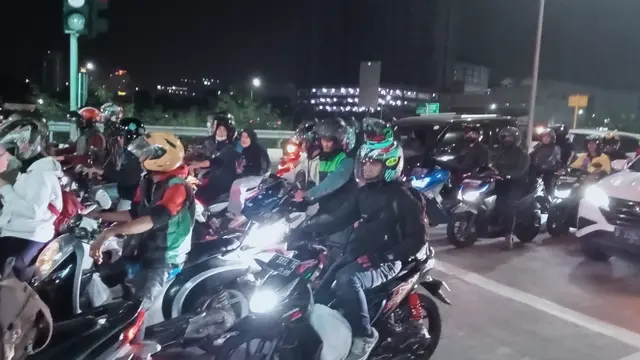 Pemudik Roda Dua di Kalimalang Bekasi
