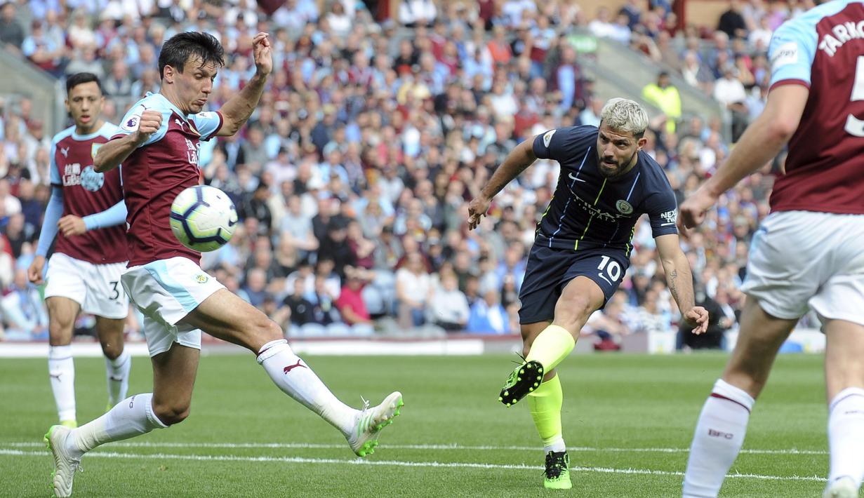 Striker Manchester City, Sergio Aguero, menendang bola saat melawan Burnley pada laga Premier League di Stadion Turf Moor, Minggu (28/4). Manchester City menang 1-0 atas Burnley. (AP/Rui Vieira)