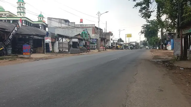 Jalan Siliwangi yang menghubungkan Kota Bekasi dan Kabupaten Bogor mulai sepi menyusul akan diberlakukannya SPBB. (Foto: Liputan6.com/Bam Sinulingga)