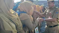 Sekretaris Daerah (Sekda) Kabupaten Tangerang, Moch. Maesyal Rasyid usai memimpin apel pagi di Lapangan Maulana Yudhanegara, Pusat Pemerintahan Kabupaten Tangerang. (Liputan6.com/Pramita Tristiawati)