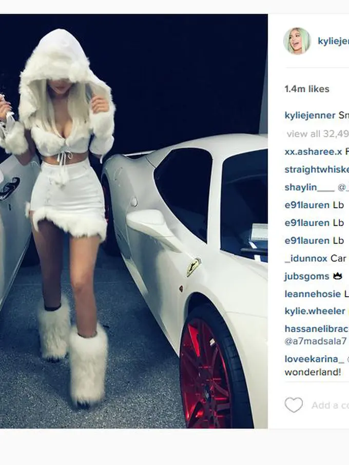 Kylie Jenner Berdandan Sebagai Eskimo Seksi Untuk Halloween