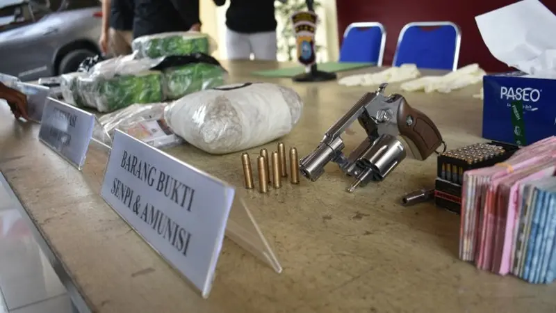 Senjata api dan peluru tajam serta barang bukti kasus narkoba yang disita Polresta Pekanbaru dari dua pemuda.