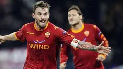 Selebrasi gol gelandang AS Roma Daniele De Rossi ke gawang Bayern Muenchen di mathday kelima penyisihan Grup E Liga Champions di Olympic Stadium, 23 November 2010. Roma unggul 3-2.  AFP PHOTO / Filippo MONTEFORTE 