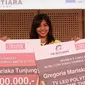 Atlet Bulutangkis Junior Indonesia, Gloria Tunjung menerima Penghargaan Juara Blibli.com Yonex Sunrise BWF World Championship di Galeri Indonesia Kaya, Grand Indonesia, (2/11/2017). (Bola.com/Nicklas Hanoatubun)