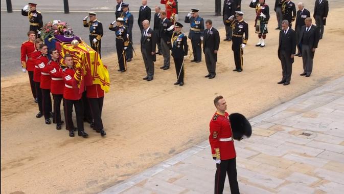 <p>Peti mati Ratu Elizabeth II tiba di Westminster Abbey. Dok: BBC</p>