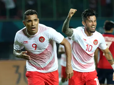 Penyerang Timnas Indonesia, Alberto Goncalves (kiri) bersama Stefano Lilipaly merayakan gol ke gawang Laos pada penyisihan Grup A Sepak Bola Asian Games 2018 di Stadion Patriot Candrabhaga, Bekasi, Jumat (17/8). (Liputan6.com/Helmi Fithriansyah)