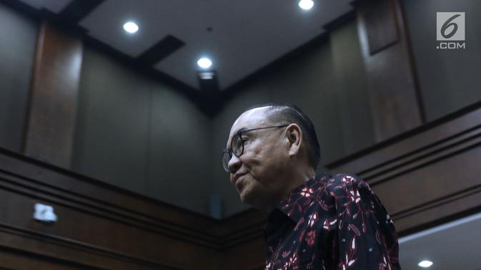 Terdakwa dugaan suap pembangunan PLTU Riau-1, Johannes Budisutrisno Kotjo bersiap meninggalkan ruangan saat jeda sidang lanjutan di Pengadilan Tipikor, Jakarta, Kamis (15/11). Sidang mendengarketerangan terdakwa. (Liputan6.com/Helmi Fithriansyah)