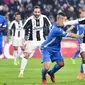 Bek Juventus, Alex Sandro, berusaha melewati bek Empoli, Manuel Pasqual. Pada laga ini Juventus memakai formasi 4-2-3-1, sementara Empoli menggunakan skema 4-3-1-2. (AP/Alessandro Di Marco)