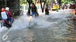 Kendaraan menerobos banjir  di jalan Pejaten Raya, Jakarta Selatan, Kamis (21/4/2016). Titik banjir terletak di Jl Pejaten Raya mengarah ke Pasar Minggu atau arah ke Pejaten Village dan mengakibatkan kemacetan cukup panjang. (Liputan6.com/Yoppy Renato)