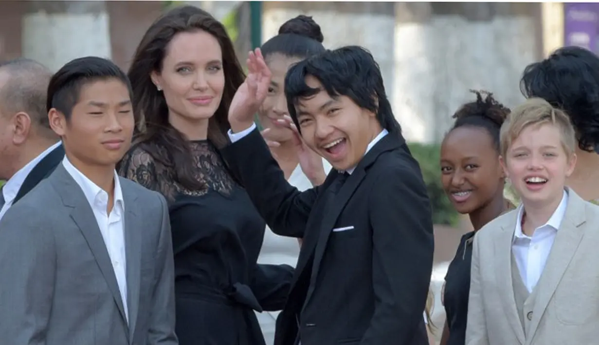 Dilaporkan dailymail.com, pada Sabtu (18/2/2017) merupakan kali pertama Angelina Jolie di depan umum dan memberikan pernyataan resmi soal perceraiannya. Bersama keenam anaknya, Jolie hadir di Siem Reap, Cambodia. (AFP/Bintang.com)