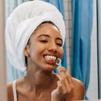 Membersihkan sela gigi untuk menjaga kesehatan gigi./copyright pexels.com/Sora Shimazaki