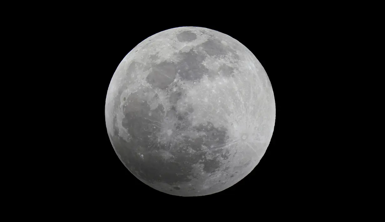 Bulan terlihat sebelum dimulainya gerhana bulan di Mexico City, Meksiko, Minggu (15/5/2022). (AP Photo/Fernando Llano)