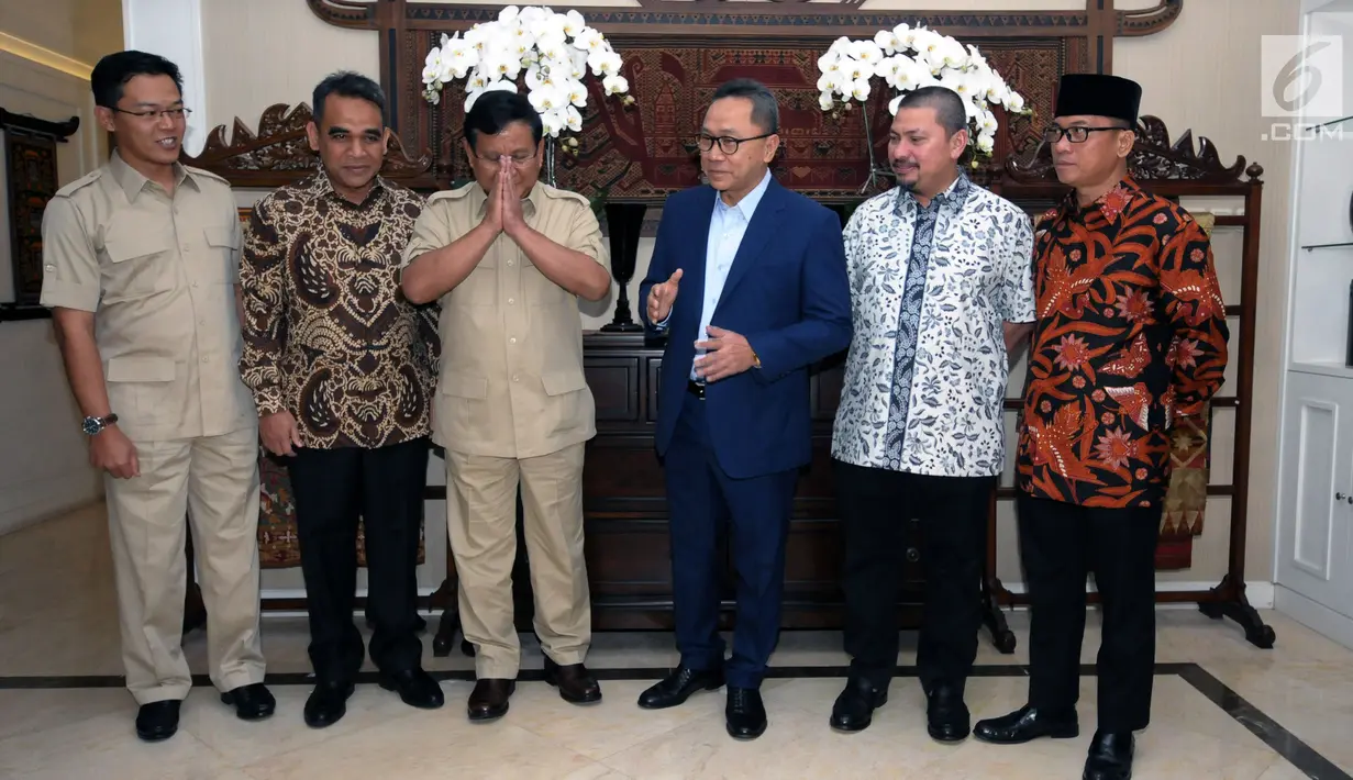 Ketua Umum Partai Gerindra Prabowo Subianto (ketiga kiri) memberi hormat saat berkunjung ke kediamanKetua MPR yang juga Ketua Umum PAN, Zulkifli Hasan, Jakarta, Senin (25/6). Pertemuan berlangsung tertutup. (Liputan6.com/Helmi Fithriansyah)