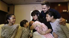 Pasangan selebritis Ussy Sulistiawaty dan Andhika Pratama menggelar konferensi pers usai kelahiran anak ke-4 mereka di RS Pondok Indah, Jakarta, Senin (6/3). Anak ke-4 mereka berjenis kelamin perempuan. (Liputan6.com/Herman Zakharia)