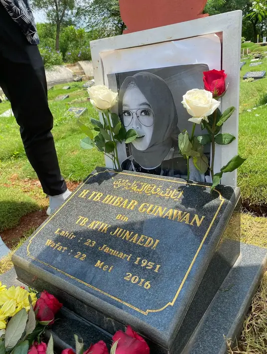 Artis Nyekar ke Makam Rina Gunawan ada Melly Goeslaw, Anto Hoed, Deswita Maharani, Ferry Maryadi dan Hedi Yunus. (Instagram/deswitamaharani80)