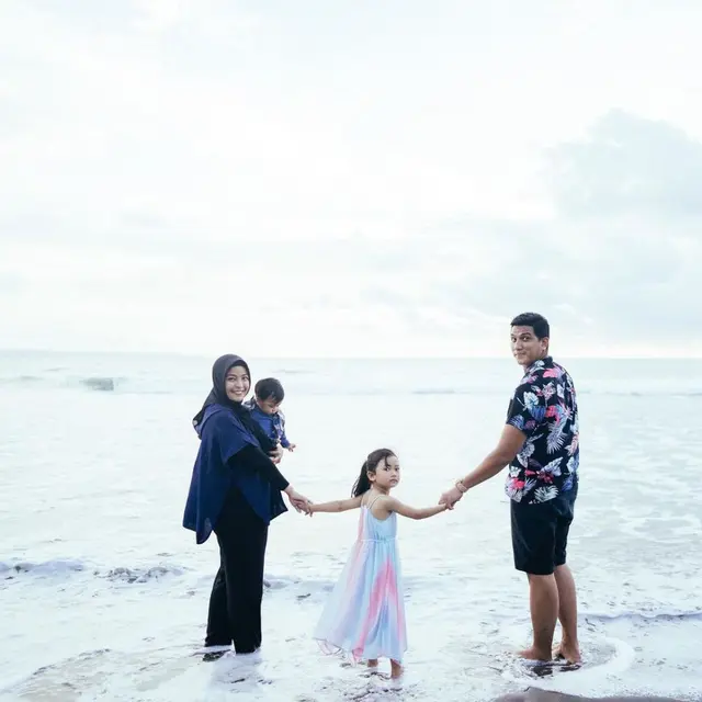 Tantri Kotak di pantai (Instagram/tantrisyalindri)