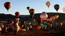 Beragam balon udara dengan bentuk bentuk soda, hewan, dan boneka menghiasi udara. (ULISES RUIZ/AFP)
