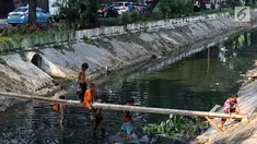 Anak-anak bermain di Kali Gresik di Jalan Muhammad Yamin, Menteng, Jakarta, Rabu (3/7/2019). Minimnya fasilitas bermain gratis, membuat anak-anak tersebut bermain ditempat yang tidak selayaknya. (Liputan6.com/Johan Tallo)