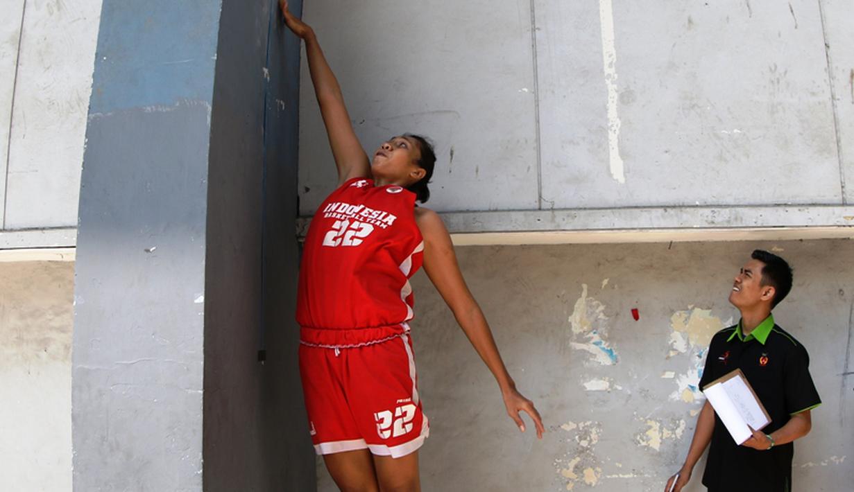 Pemain Timnas Basket Putri SEA Games menjalani tes lompat. (Bola.com/Arief Bagus)