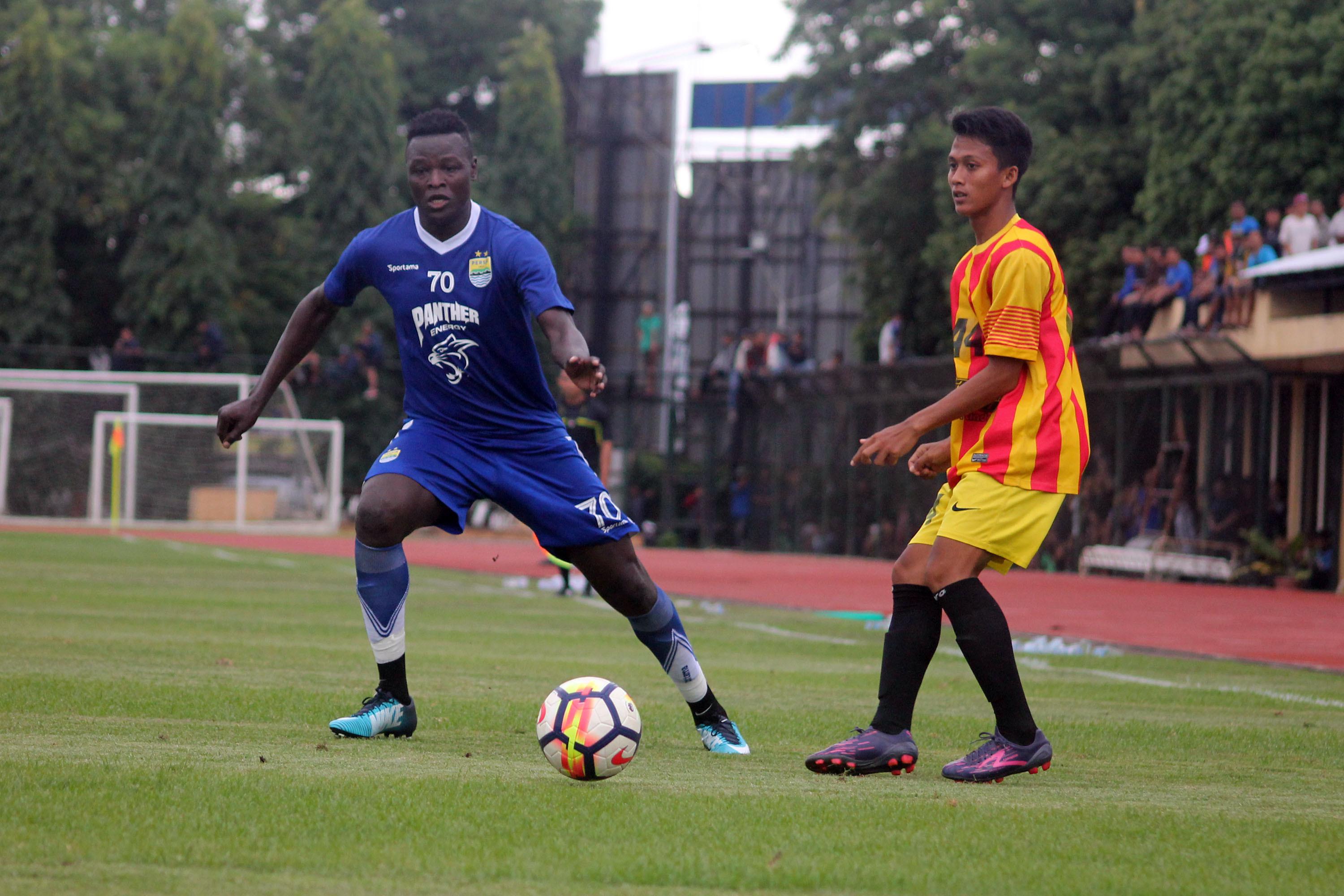 Persib Bandung saat beruji coba lawan FC UNY. (Bola.com/Ronald Seger Prabowo) 
