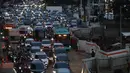 Potret kepadatan arus lalu lintas di simpang ruas jalan sekitar Stasiun MRT Fatmawati dan Jalan Raya TB Simatupang menuju Lebak Bulus, Jakarta, Senin (15/9/2025) sore hari. (Kapanlagi.com/Budy Santoso)