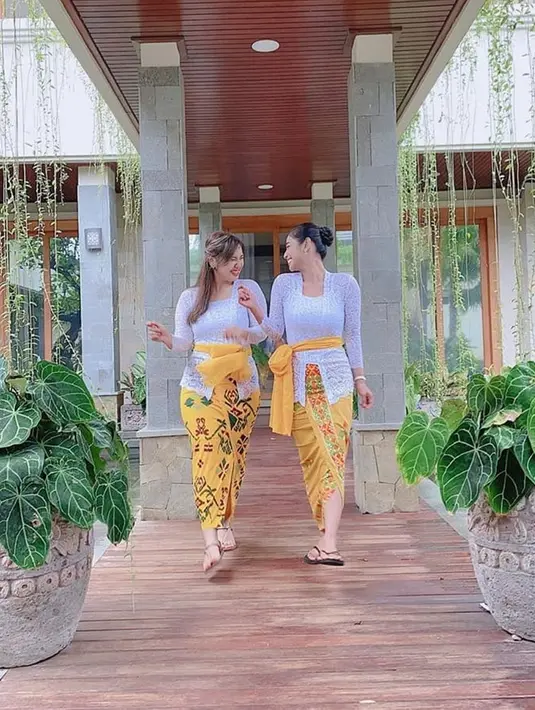 Lebby Wilayati juga sering mengunggah foto bersama sang tante di akun Instagram pribadinya. Bahkan, saat berlibur bersama di Bali, keduanya kompak menggunakan busana adat khas Bali ini. (Liputan6.com/IG/@dewiperssikreal)