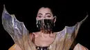 Aktris Spanyol Rossy de Palma menampilkan kreasi desainer Spanyol Andres Sarda dalam Mercedes-Benz Fashion Week di Madrid, Spanyol, Kamis (10/9/2020). Acara yang digelar di tengah pandemi COVID-19 berlangsung pada 10-13 September 2020 dengan menerapkan protokol kesehatan. (AP Photo/Bernat Armangue)