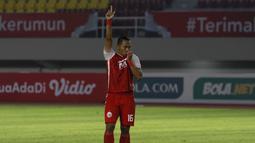 Selebrasi pemain Persija Jakarta, Toni Sucipto usai berhasil menjebol gawang PSM Makassar dalam babak adu penalti leg kedua semifinal Piala Menpora 2021 di Stadion Manahan, Solo, Minggu (18/4/2021). Persija menang 4-3 atas PSM. (Bola.com/Ikhwan Yanuar)