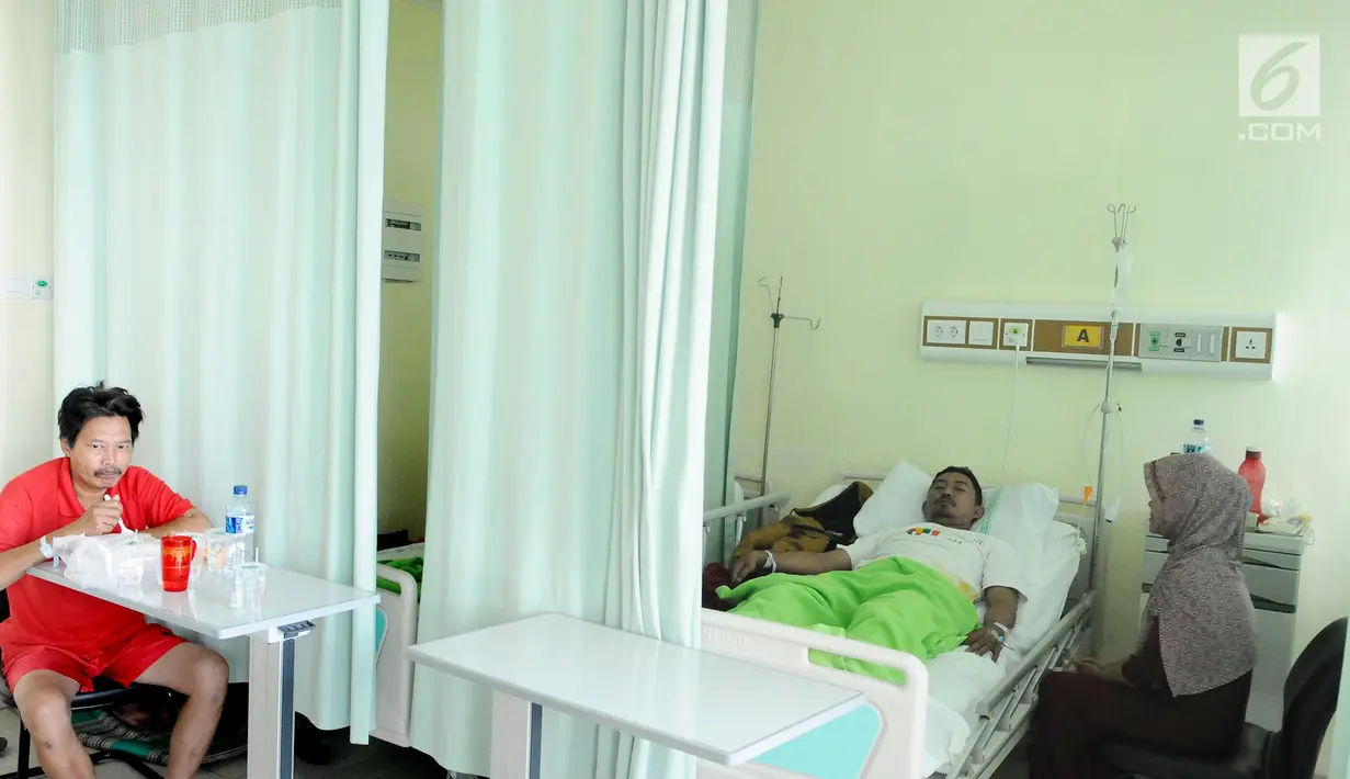 Pasien demam berdarah dengue (DBD) tengah mendapatkan perawatan di RSUD Pasar Minggu, Jakarta, Rabu (30/1). Dinas Kesehatan DKI Jakarta mengatakan terdapat 613 kasus DBD selama Januari 2019. (Liputan6.com/Herman Zakharia)