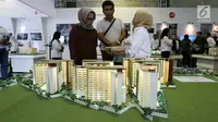 Calon pembeli melihat maket plan tower apartemen pada pameran Indonesia Property Expo 2018 di JCC Jakarta, Senin (24/9). Perusahaan konstruksi BUMN ini menginvestasi Rp1,2 T di atas lahan seluas 1,96 hektar. (Liputan6.com/Fery Pradolo)