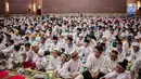 Anak-anak menunggu waktu berbuka puasa pada acara buka puasa bersama 1.100 anak yatim di Jakarta, Senin (20/5). Kegiatan yang bertemakan ' Ramadhan Cahya Keberkahan'  Agung Podomoro Land melalui Yayasan Agung Podomoro Land menggelar buka puasa bersama 1.100 anak yatim. (Liputan6.com/Faizal Fanani)