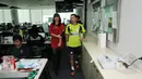 Pelatih Persipura Jayapura, Oswaldo Lessa (kanan) melihat suasana ruang redaksi Liputan6.com di Jakarta, Selasa (17/2/2015). Oswaldo Lessa berkunjung di sela-sela program latihan tim Mutiara Hitam di Jakarta. (Liputan6.com/Helmi Fithriansyah)