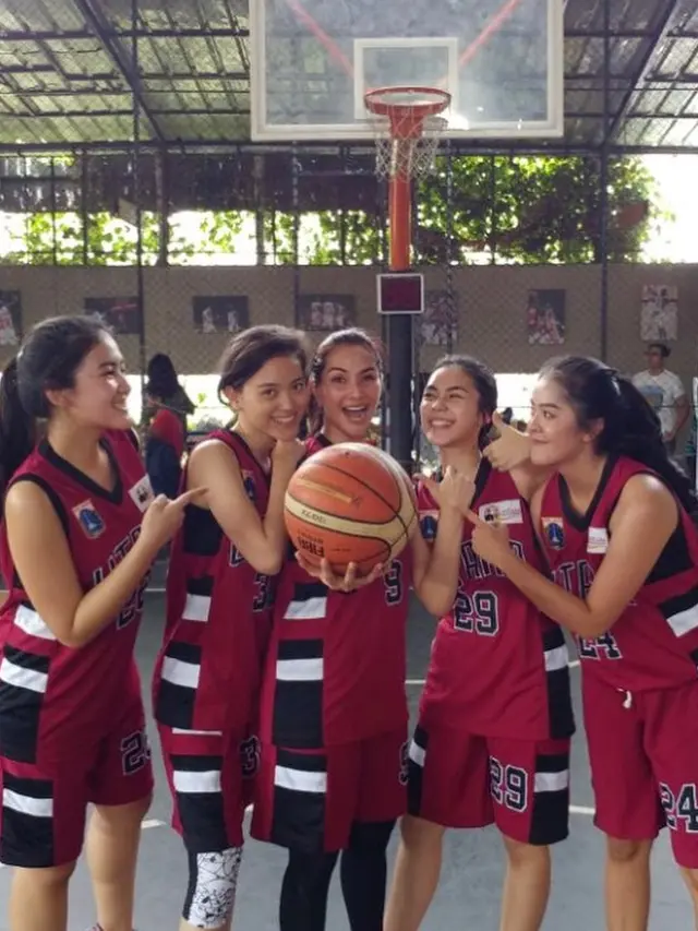 Potret Maudy Koesnaedi Tanding Basket (sumber: instagram/maudykoesnaedi)