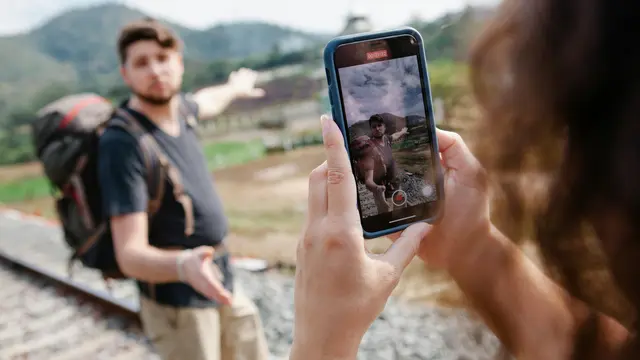 ilustrasi leo yang suka membuat vlog saat travelling