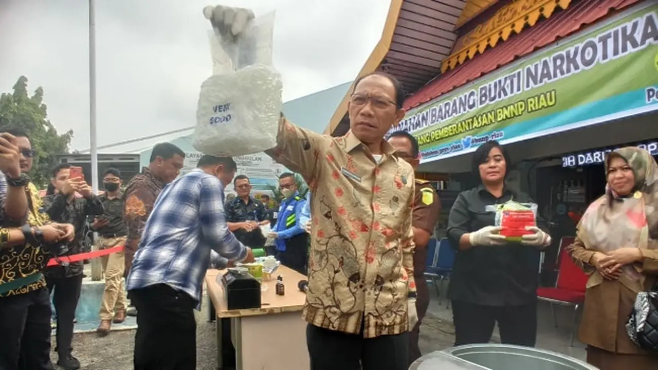 Pemusnahan barang bukti narkoba jenis sabu di kantor BNN Riau.