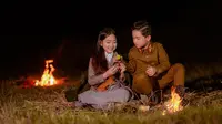Potret gemas Khanh Linh dan Cao Huu Nhat menirukan adegan dari ‘Crash Landing On You’. (Sumber: guu.vn)