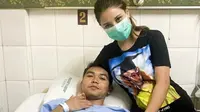 Galih Akbar Febrian dan Adelia Nadisti saat opname di RS Al Irsyad Surabaya. (Bola.com/Gatot Susetyo)