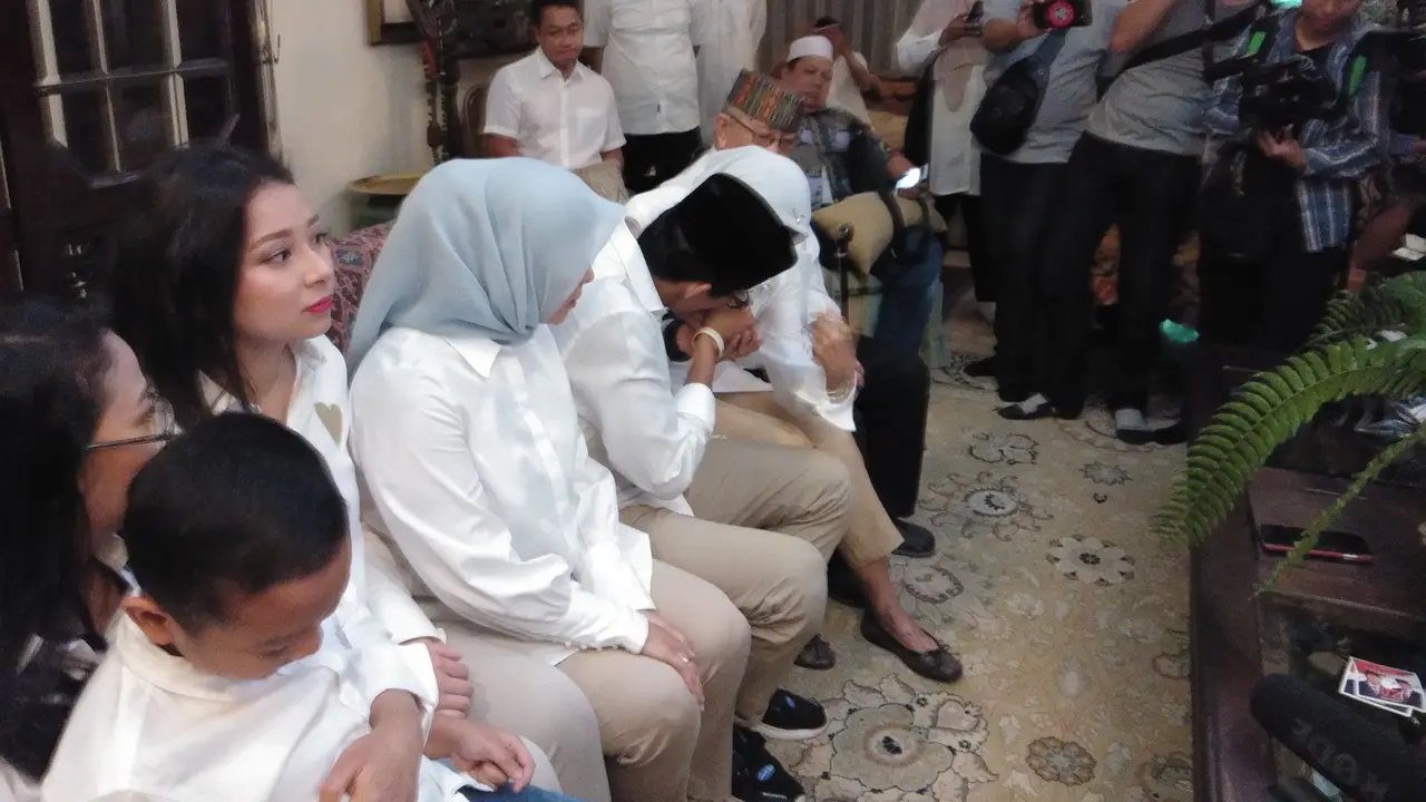 Calon Wakil Presiden nomor urut 02, Sandiaga Uno menyambangi rumah kedua orangtuanya, di Jalan Galuh, Kebayoran Baru, Jakarta Selatan, Rabu (17/4/2019).