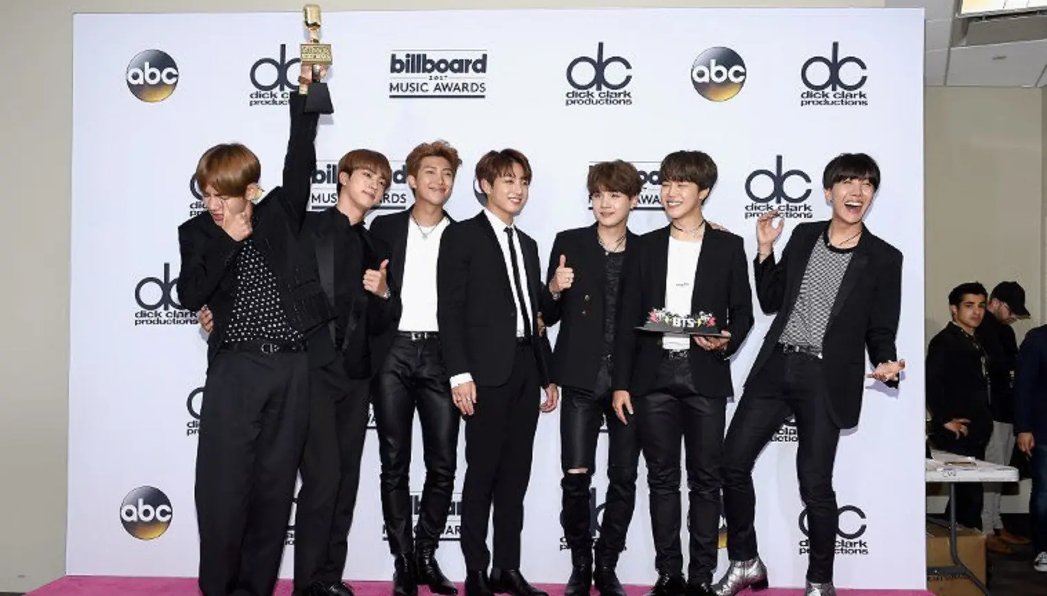 BTS memamerkan piala dari Billboard Music Awards 2017 (Billboard)