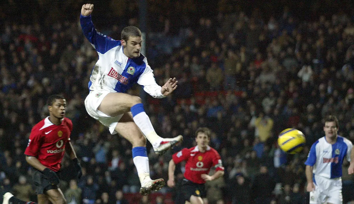 David Bentley yang telah pensiun pada Juli 2013 bersama Tottenham Hotspur menjadi pemain Inggris pertama yang mampu mencetak hattrick ke gawang Manchester United di era Premier League. Momen itu terjadi saat klub yang dibelanya, Blackburn Rovers menang 4-3 atas MU pada laga pekan ke-24 EPL musim 2005/2006 (1/2/2006). Tiga gol ke gawang Edwin van der Sar dicetak pada menit ke-35, 41 dan 56. Tiga musim membela Blackburn mulai 2005/2006 hingga 2007/2008 ia total tampil dalam 102 laga di Premier League dengan torehan 13 gol dan 20 assist. (AFP/Paul Ellis)