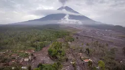 Awan panas guguran (APG) dari Gunung Semeru meluncur hingga sejauh 14 kilometer, melewati Jembatan Gladak Perak dan mencapai daerah Besuk Kobokan. Tampak foto udara memperlihatkan kawasan permukiman yang hancur akibat aliran piroklastik selama letusan Gunung Semeru di Desa Supiturang, Lumajang, Jawa Timur pada Kamis 20 November 2025. (Agus Harianto/AFP)
