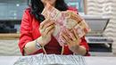 Seperti dilansir antaranews.com, analis pasar mata uang Lukman Leong mengatakan rupiah menguat terhadap dolar Amerika Serikat (AS) pascadata manufaktur Federal Reserve (Fed) Dallas melemah. (Liputan6.com/Angga Yuniar)