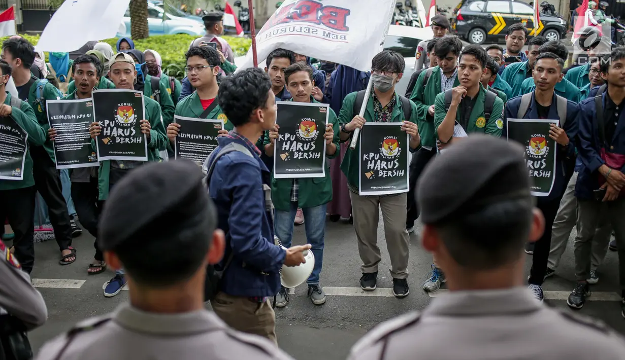 Sejumlah massa yang tergabung dalam BEM Seluruh Indonesia menggelar aksi di depan Gedung KPU, Jakarta, Selasa (23/4). Dalam Aksi #Mahasiswakawalkpu tersebut mendesak KPU RI segera menyelesaikan permasalahan pemilu. (Liputan6.com/Faizal Fanani)