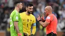 Wasit Szymon Marciniak berbicara dengan kiper Argentina, Emiliano Martinez (kiri) dan kiper Prancis, Hugo Lloris sebelum babak penalti pada laga final Piala Dunia 2022 antara Argentina melawan Prancis di Lusail Stadium, Doha pada 18 Desember 2022. (AFP/Kirill Kudryavtsev)