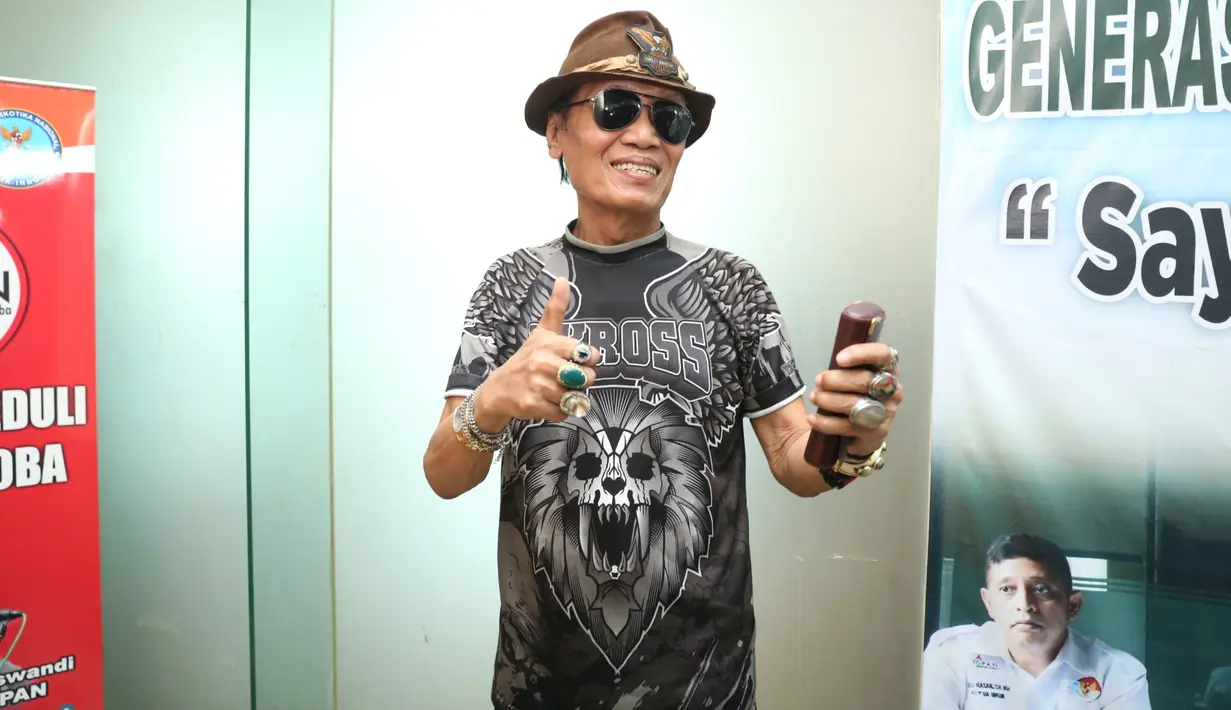 "Kalau kita bicara narkoba capek, enggak ada habisnya. Bukannya saya munafik ya. Saya sendiri mengalami, saya baru sekali kena itu sampa sekarang jangan kena lagi," ujar Tessy, Senin (19/2/2018) dilansir dari Liputan6. (Nurwahyunan/Bintang.com)